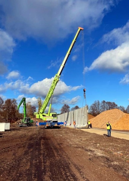 Montaż betonowych elementów L przy użyciu dźwigu